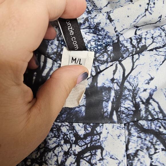 Onzie Edgar Print Mid Rise Cropped Capri Leggings size medium/ large athletic - Picture 5 of 6
